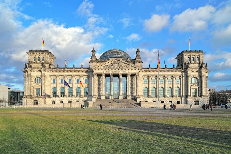 2-H Berlin: Top Sights Guided E-Scooter Tour - The gold Victory Column and Berlin from the road