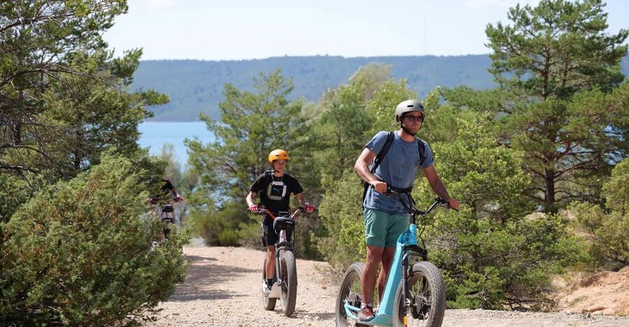 Around the Lake of Verdon : Guided electric scooter rides - A family outing, with important limits
