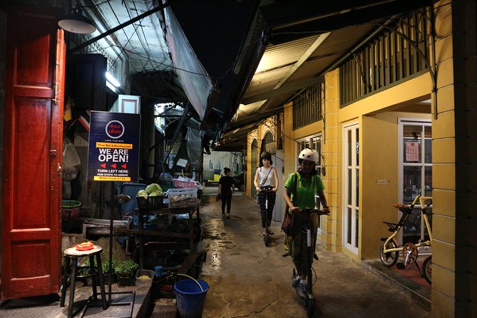 Bangkok at Night by Electric Scooter - Wat Pho after the daytime crowds