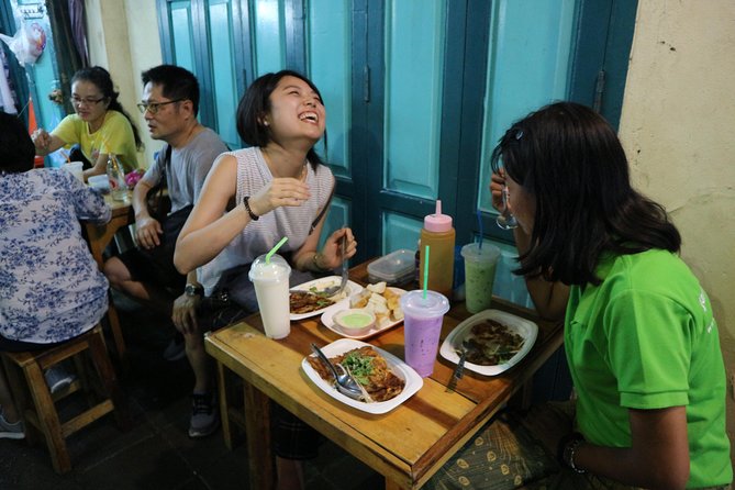 Bangkok at Night by Electric Scooter - Street food dinner at a local stop