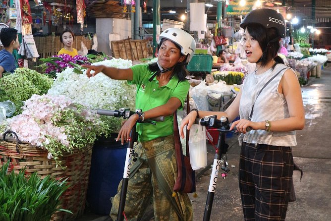 Bangkok at Night by Electric Scooter - Learning the electric scooter before the city ride