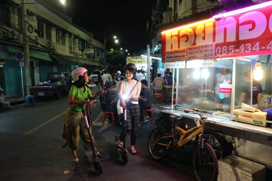 Bangkok: E-Scooter Night Tour with Local Street Food - Street food at JP Market and Chinatown