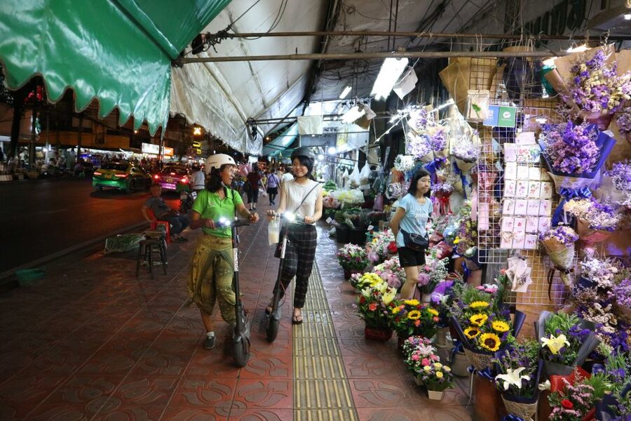 Bangkok: E-Scooter Night Tour with Local Street Food - The final loop: Giant Swing, river views, and Wat Prayoon