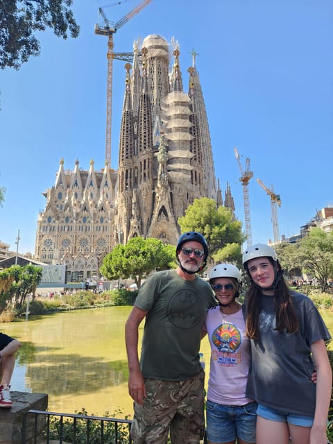 Barcelona: e-scooter and Bike tour - Reaching Sagrada Familia by bike or scooter