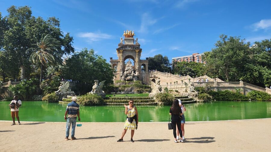 Barcelona: e-scooter and Bike tour - Arc de Triomf and the green spaces of Ciutadella