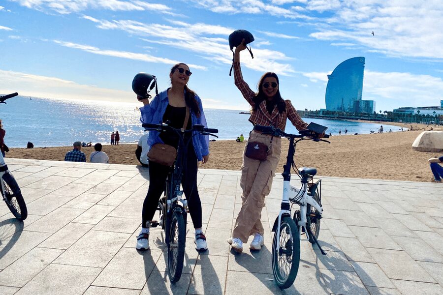Barcelona: Sagrada Familia Electric Scooter or Bike Tour - La Monumental and the road to Sagrada Familia
