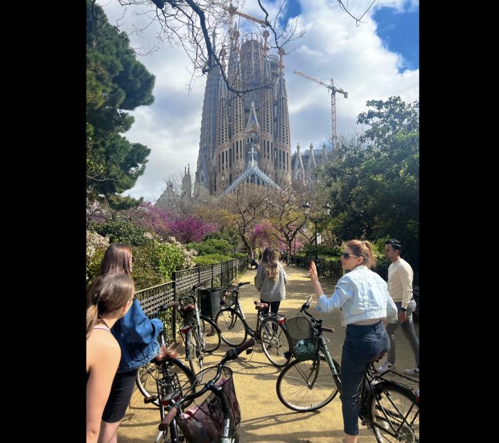 Barcelona: Sagrada Familia Electric Scooter or Bike Tour - Arc de Triomf and the green space of Ciutadella Park
