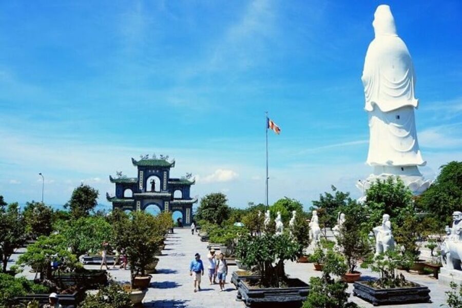 Da Nang: Private City Tour by Scooter with Ao dai Lady Rider - Han Market, where the tour feels most local