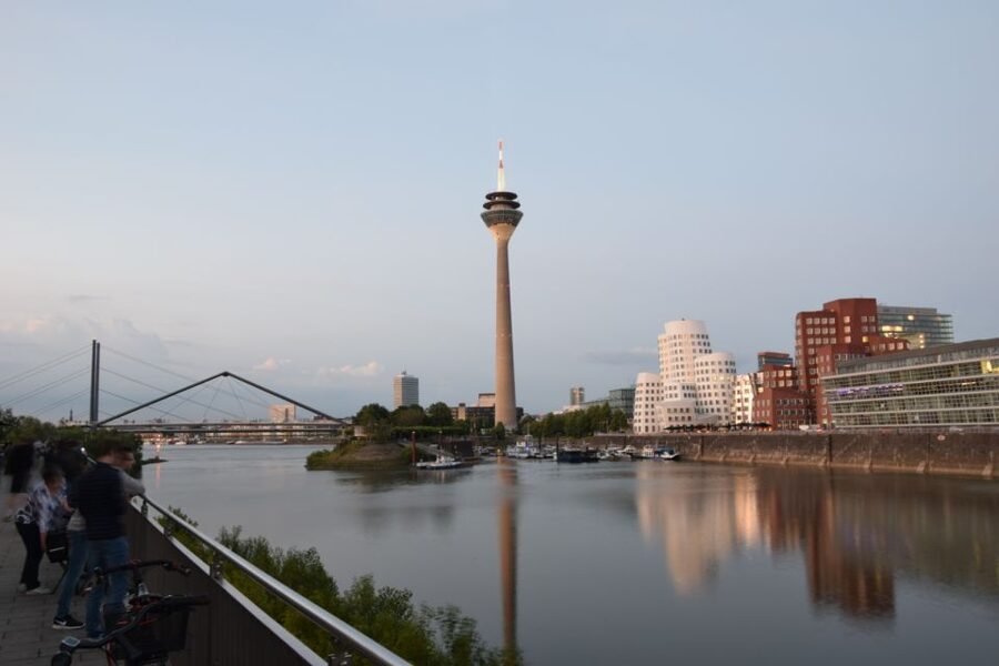 Düsseldorf: E-Scooter City Tour - Schadowstraße and the ride back to the Rhine