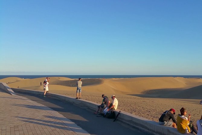 e-Scooter CitySightseeing : Best Maspalomas Dunes View Points - A small group helps during a short route