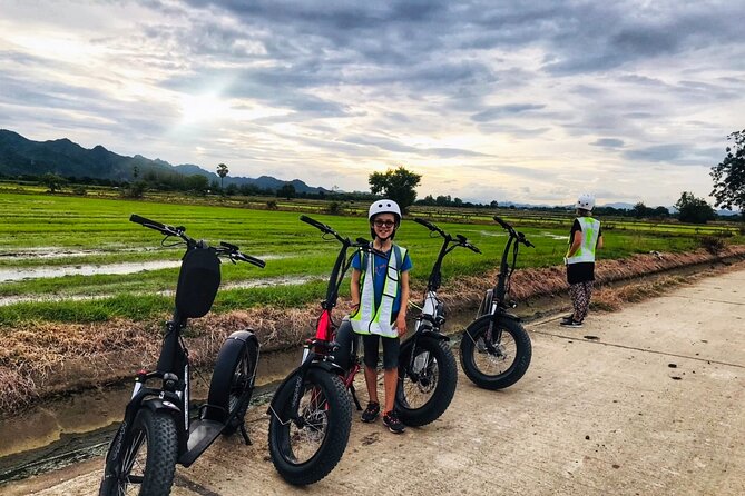 E-Scooter Tour in Kanchanaburi - Passing the Chinese temple