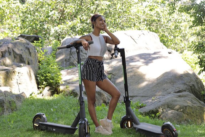 Electric Scooter Tour of Central Park in Spanish - Riding the Scooter Through the Park