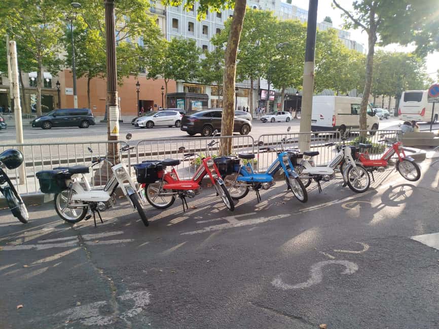 Guided tour of Paris on an electric Peugeot 103 moped - Starting on the Champs-Élysées