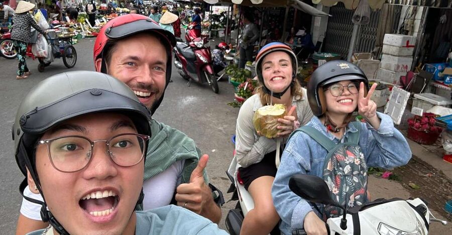 HCM City: Sightseeing Tour with Coffee and Fruit by Scooter - Finding the oldest temple in Chinatown