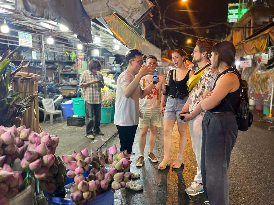 Ho Chi Minh: Local Food Tour by Scooter with Vegan Option - The flower and food market stop