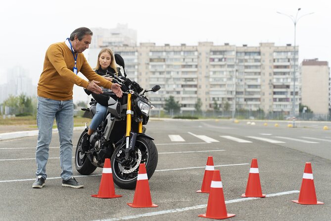 Jakarta Scooter Lessons and Motorcycle Lessons - The first minutes: controls, equipment, and a plan