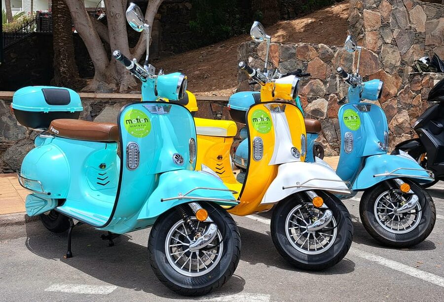 Maspalomas and Las Palmas: electric vintage scooter for rent - Learning the controls before you leave