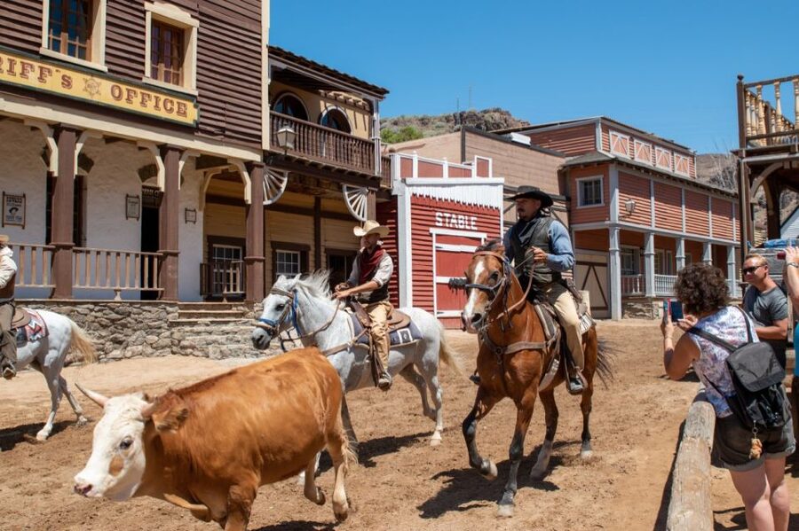 Maspalomas: E-Scooter or E-Bike Tour+Western Town Sioux City - Main Street shows, saloon scenes, and the horse ride