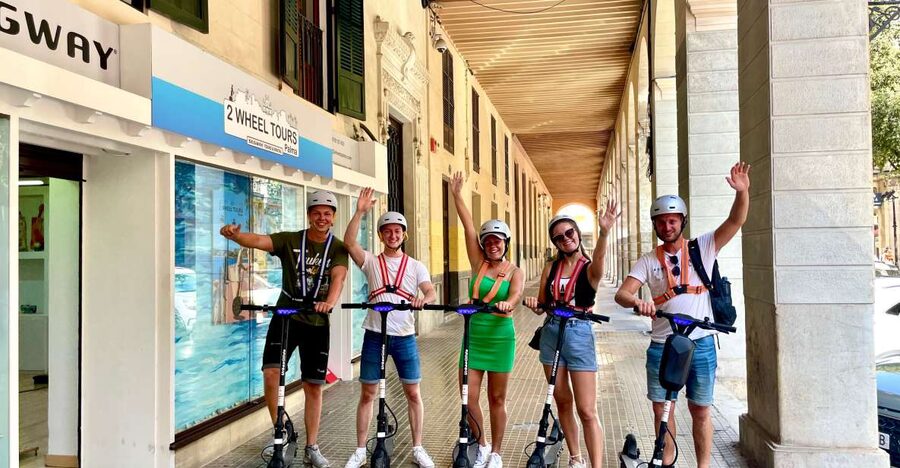 Palma: Guided 1.5 H city tour on Electric scooter - Palma Cathedral and the view from Parc de la Mar