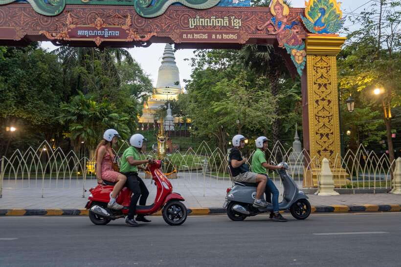 Phnom Penh: City & Silk Island Haft Day or Full Day Tour - Central Market: a look at city life under the Art Deco dome