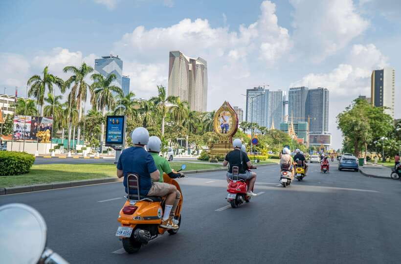 Phnom Penh: City & Silk Island Haft Day or Full Day Tour - Wat Phnom and the story of Lady Penh