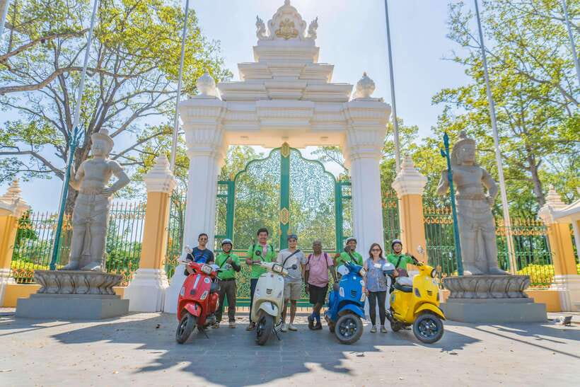 Phnom Penh: Morning Foodie, Market Walking & Street Art Tour - Reading Phnom Penh through Central Market