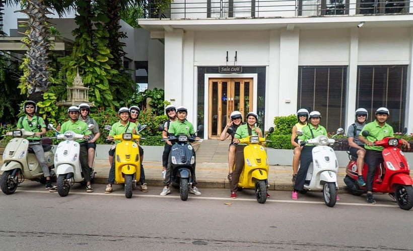 Phnom Penh: Morning Foodie, Market Walking & Street Art Tour - Banh chaev and the craft of the crepe