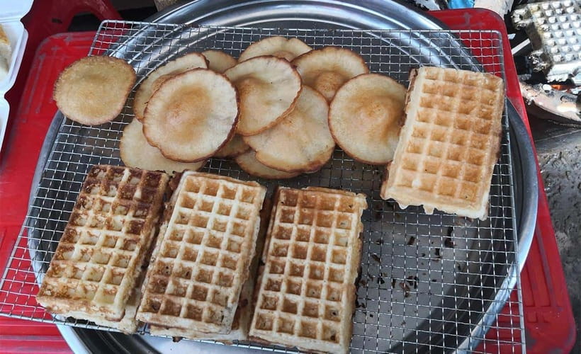 Phnom Penh: Morning Foodie, Market Walking & Street Art Tour - Coffee and conversation at Wat Botum Park