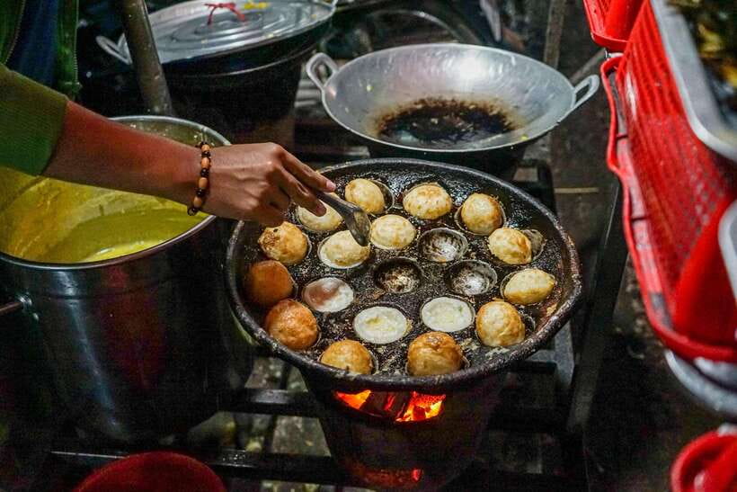 Phnom Penh Night Foodie Vespa Tour / Tuk Tuk Available - The city landmarks are short but well timed