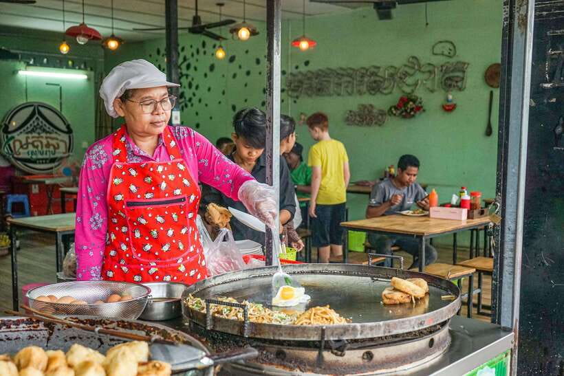 Phnom Penh Night Foodie Vespa Tour / Tuk Tuk Available - What the Vespa ride is really like