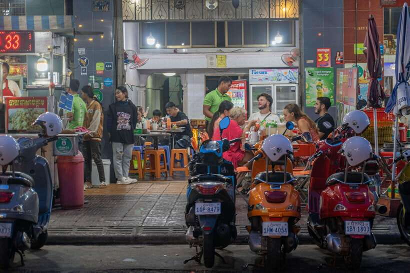 Phnom Penh Night Foodie Vespa Tour / Tuk Tuk Available - Wat Botum Park starts the food trail