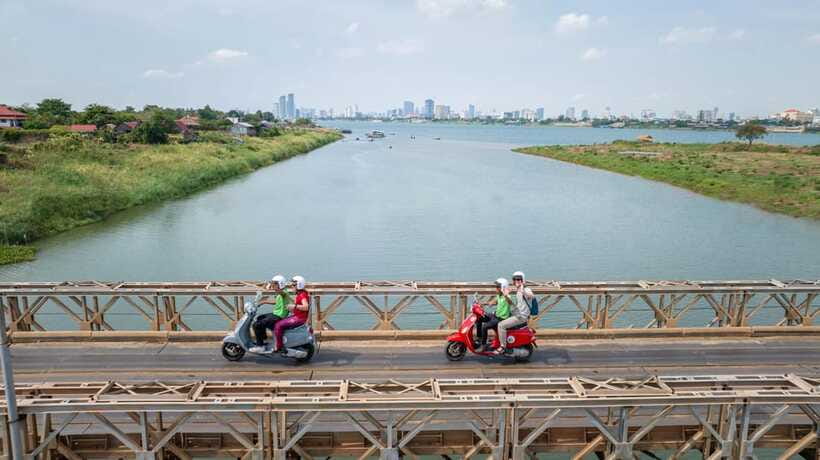Phnom Penh: Silk Island Tour by Vespa with Tuk Tuk Available - A school, village roads, and the everyday island