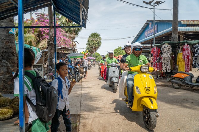 Phnom Penh Silk Island Vespa Tour / Tuk Tuk Available - Seeing silk weaving at the community center