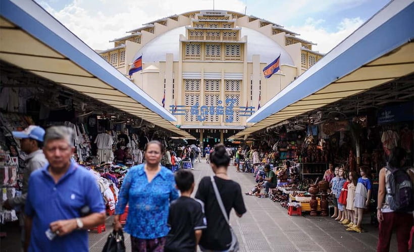 Phnom Penh: Walking Tour, Food Tour & Sunset Cruise - Wat Ounalom and Cambodia’s Buddhist center