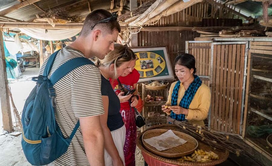 Phnom Penh: Walking Tour, Food Tour & Sunset Cruise - Wat Phnom and the story of Lady Penh