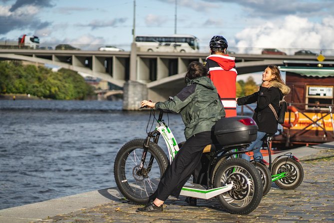 Rent your E-Scooter Hugo Bike in Prague! - Prague Castle and the value of waiting time