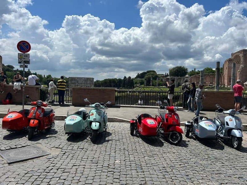 Rome 1.5 hours Private tour in Vespa Sidecar vintage style - Piazza Navona and the Pantheon
