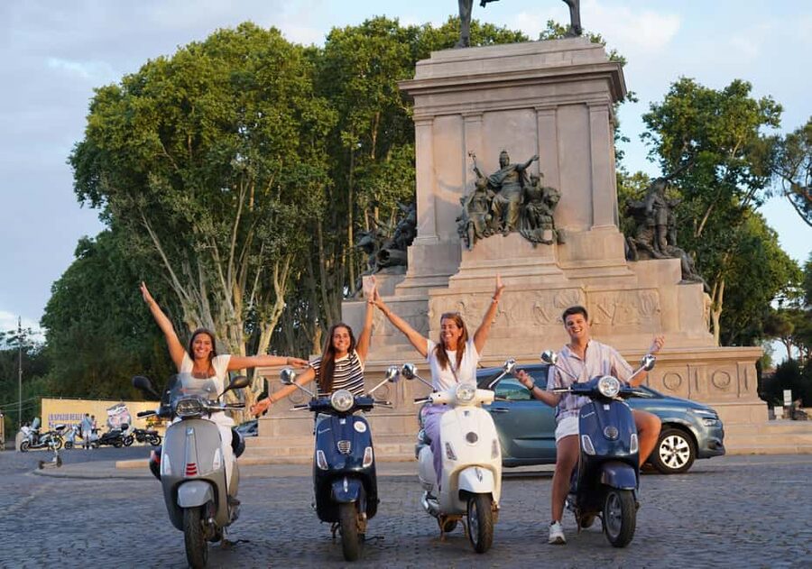 Rome: Night Photography service by Vespa with Aperol Spritz - Starting by the Colosseum