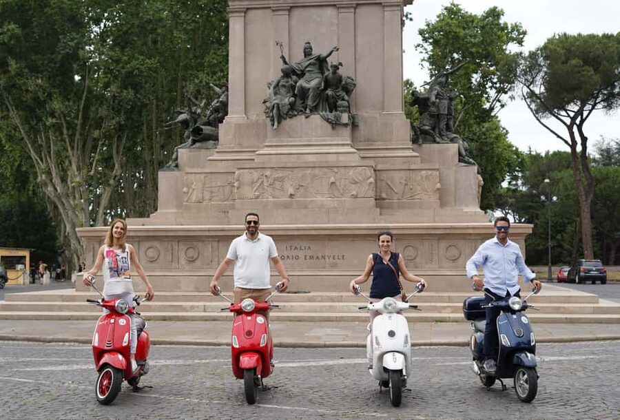 Rome: Night Photography service by Vespa with Aperol Spritz - From Circus Maximus to the Orange Garden
