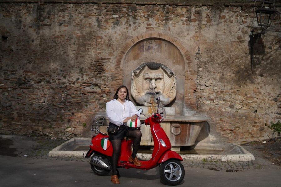 Rome: Photography Service by Vespa Scooter - Guides, drivers, and comfort on the road