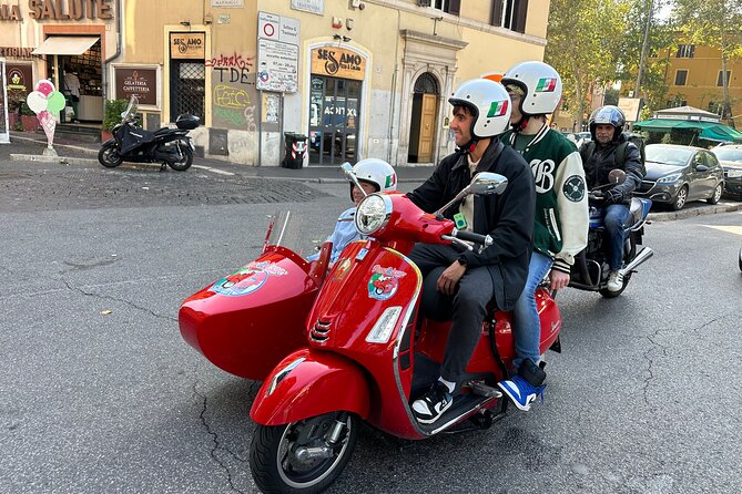 Rome Private Tour in a Vintage Vespa Sidecar Style for 90 Minutes - A fast Roman introduction with a vintage feel