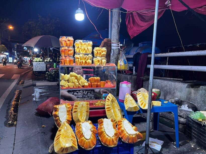 Saigon: Floating Market and Food Tasting Tour by Scooter - Crossing into District 4 for bánh mì