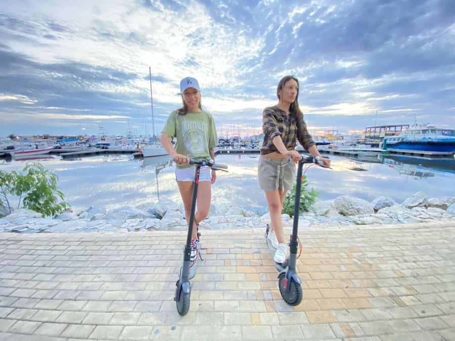 Santa Marta: Scooters Rental - One hour through Santa Marta’s historic center