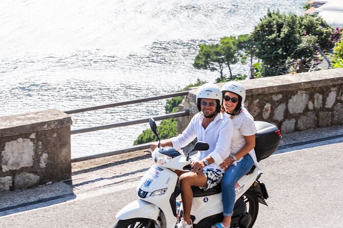 Scooter rental to visit the Amalfi Coast - Riding from Positano toward Amalfi