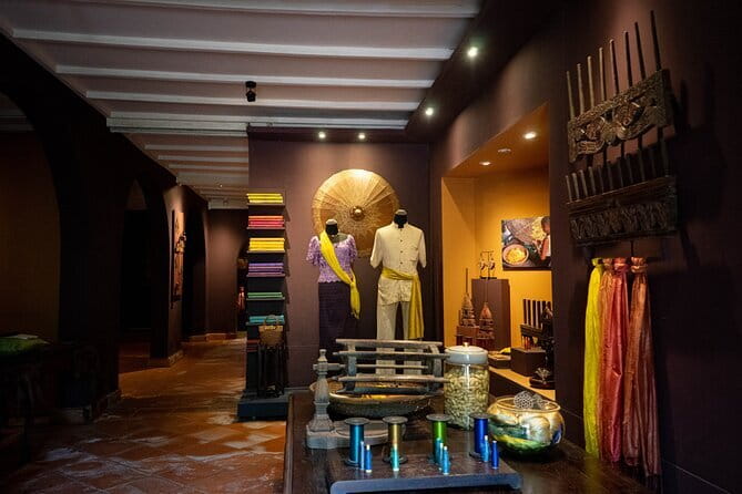 Siem Reap City Tour By Vespa - Phsar Chas and the everyday city