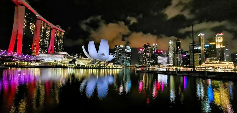 Singapore: Sunset City Tour by Kick Scooter - Esplanade, war memorial, and Raffles Hotel