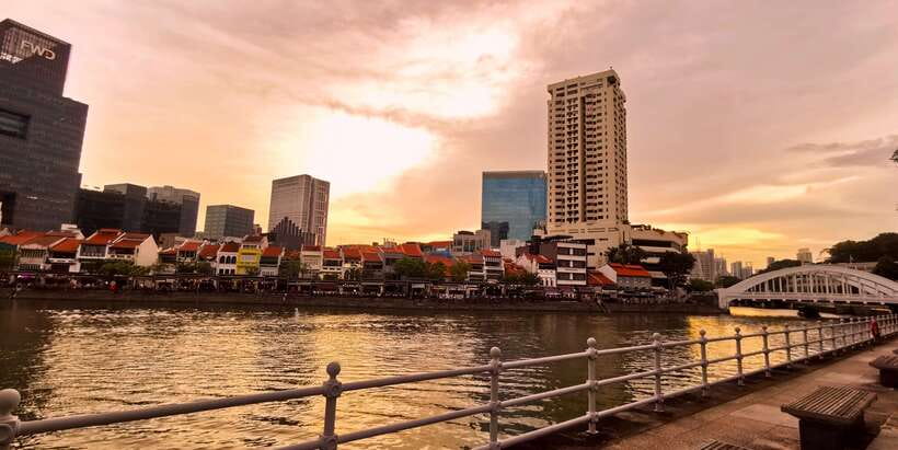 Singapore: Sunset City Tour by Kick Scooter - Bugis Street and the final night-market stop