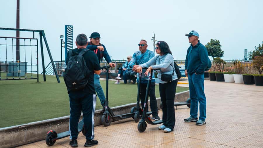 Tour Panorámico en Miraflores en Scooter Eléctrico - The Navy Lighthouse and broad Pacific views