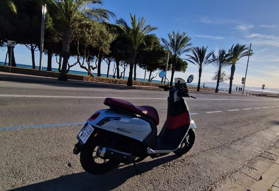 Tour scooter 125 guided Cambrils to red hills 2h with pickup - Choosing between the 125cc scooter and BMW 900 R