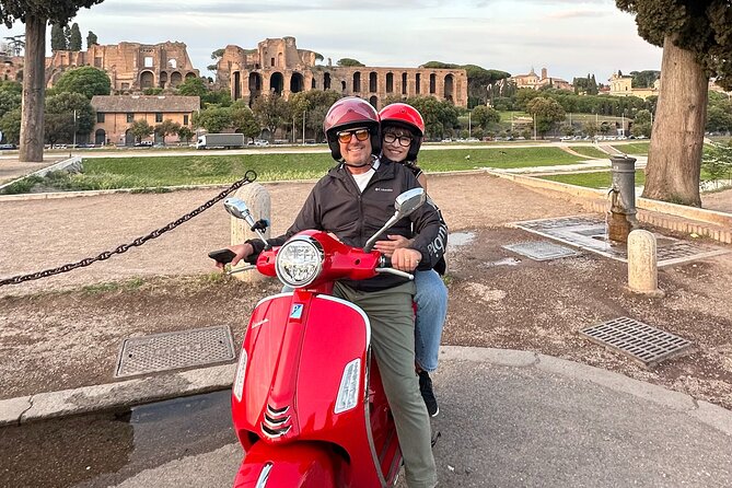 Vespa experience guided by us & Photo shoot - Ten Minutes on Piazza del Campidoglio